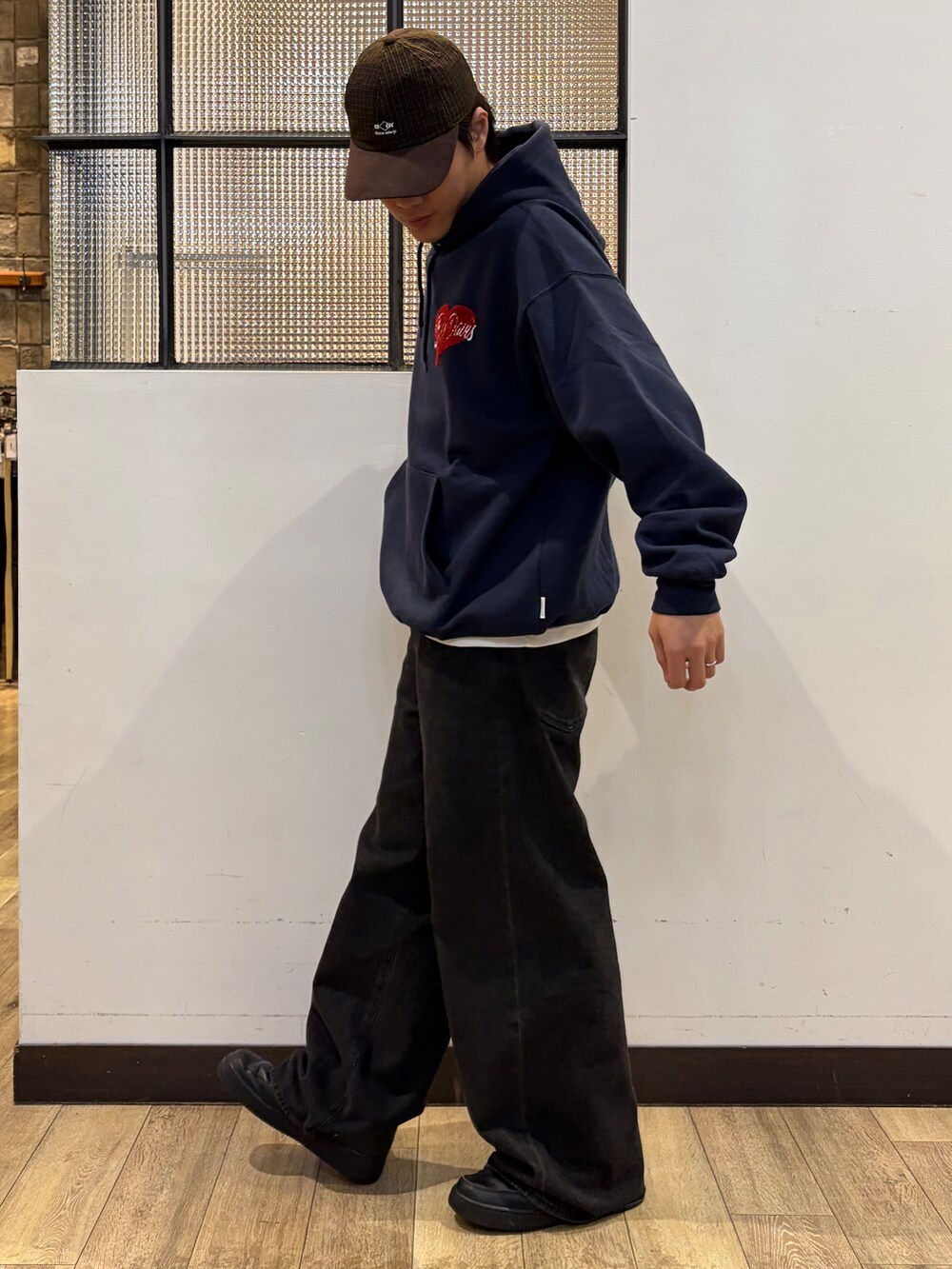 ブルー系のTシャツ/カットソー、ホワイト系のTシャツ/カットソー、ブラウン系のキャップを着用したメンズの秋コーディネートの3枚目の写真