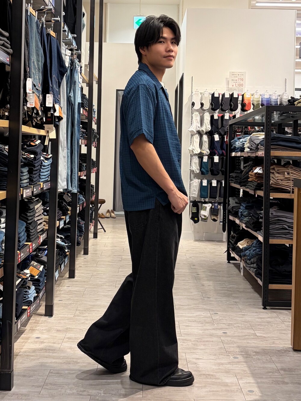 ブルー系のシャツ/ブラウス、ホワイト系のTシャツ/カットソー、ブラック系のデニムパンツを着用したメンズの夏コーディネートの2枚目の写真