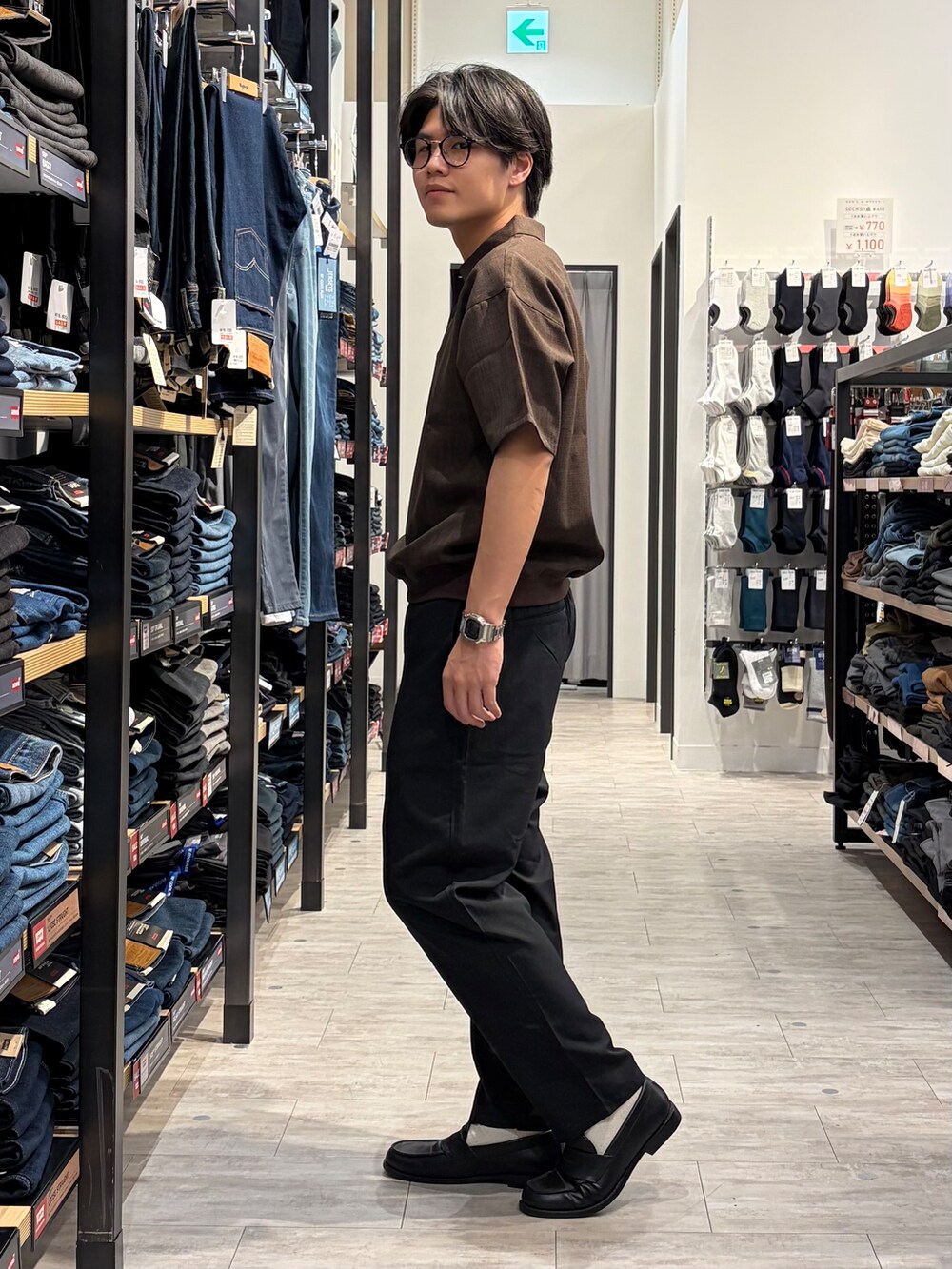 ブラウン系のTシャツ/カットソー、ブラック系のその他パンツを着用したメンズの夏コーディネートの3枚目の写真