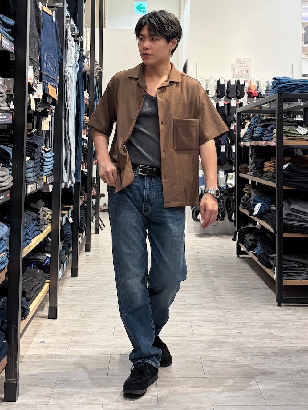 ブルー系のデニムパンツ、ブラウン系のシャツ/ブラウスを着用したメンズの夏コーディネートの2枚目の写真