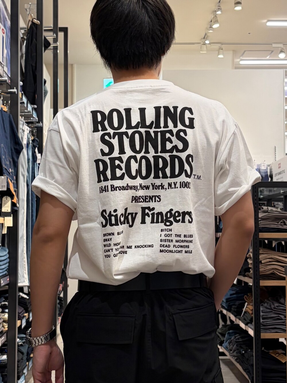 ホワイト系のTシャツ/カットソー、ブラック系のその他パンツを着用したメンズの夏コーディネートの6枚目の写真