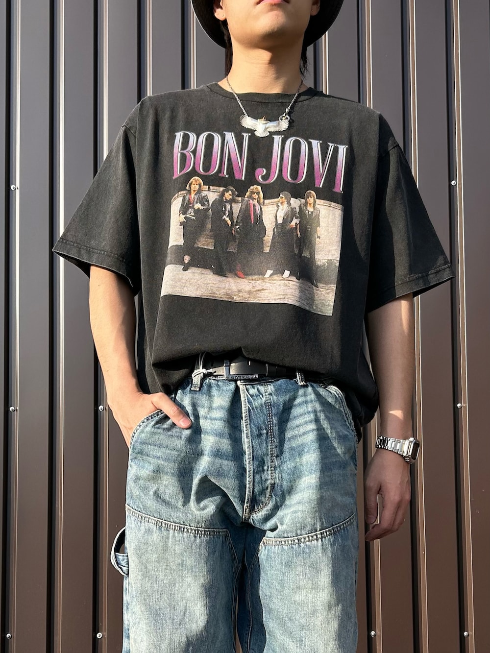 ブラック系のTシャツ/カットソー、ブルー系のデニムパンツを着用したメンズの春コーディネートの3枚目の写真