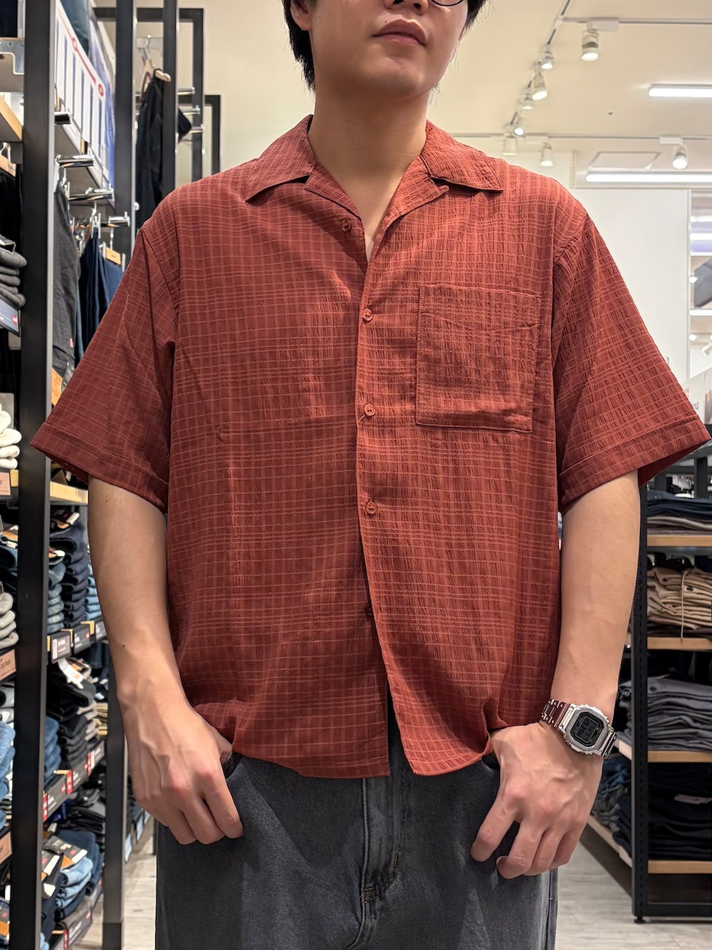 レッド系のシャツ/ブラウス、ブラック系のデニムパンツ、ブラック系のその他を着用したメンズの夏コーディネートの6枚目の写真