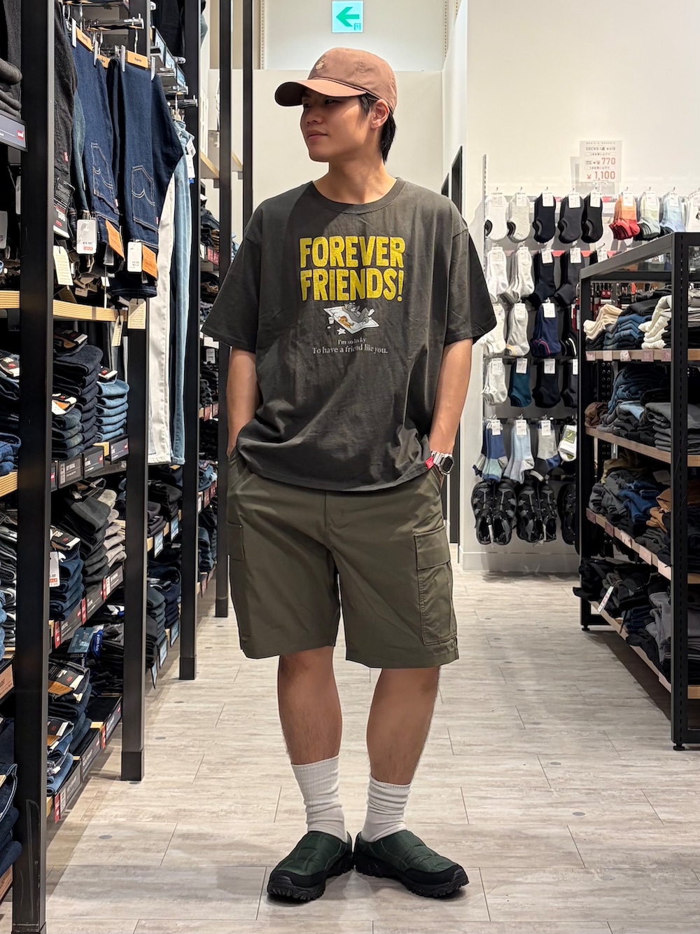 グリーン系のその他パンツ、グレー系のTシャツ/カットソー、ブラウン系のキャップを着用したメンズの夏コーディネートの2枚目の写真