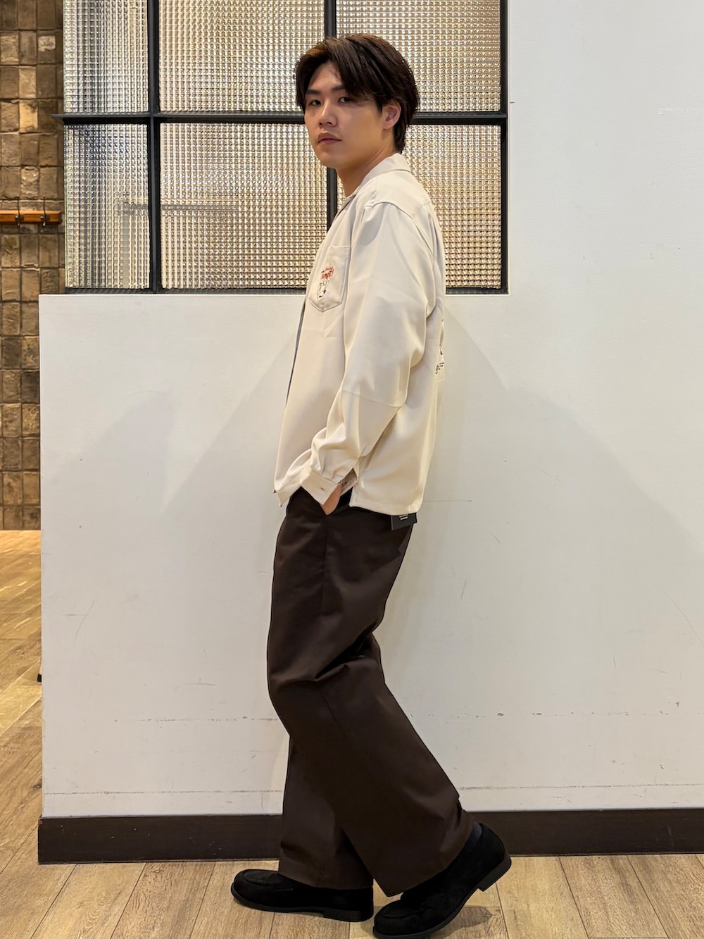 ブルー系のTシャツ/カットソー、ホワイト系のシャツ/ブラウスを着用したメンズの秋コーディネートの4枚目の写真