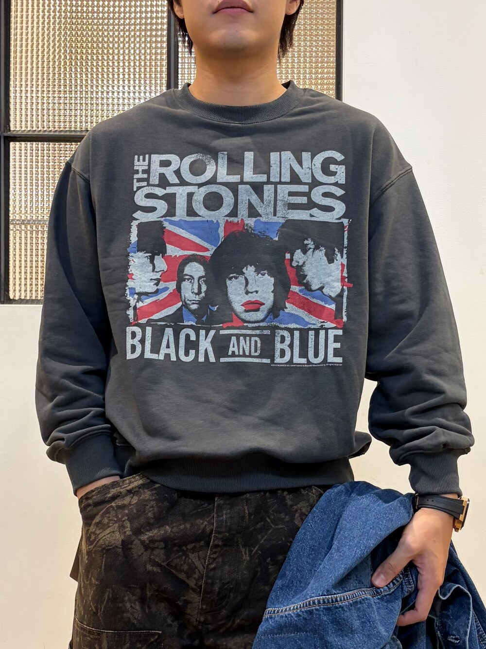 グレー系のTシャツ/カットソー、グリーン系のその他パンツ、ブルー系のブルゾンを着用したメンズの秋コーディネートの7枚目の写真