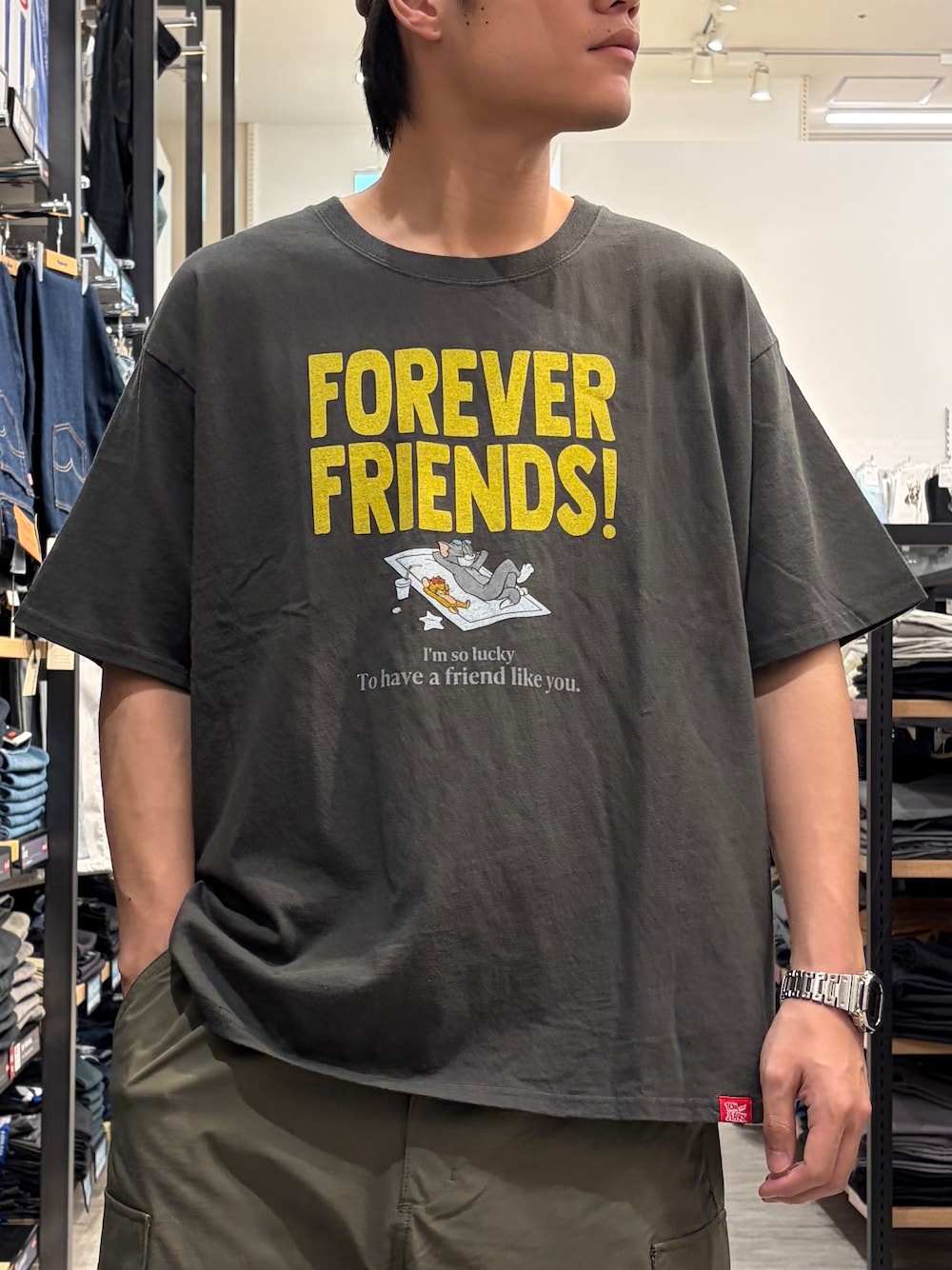 グリーン系のその他パンツ、グレー系のTシャツ/カットソー、ブラウン系のキャップを着用したメンズの夏コーディネートの6枚目の写真