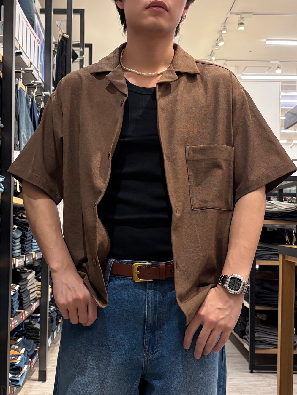 ブルー系のデニムパンツ、ブラウン系のシャツ/ブラウス、ブラック系のタンクトップを着用したメンズの夏コーディネートの6枚目の写真