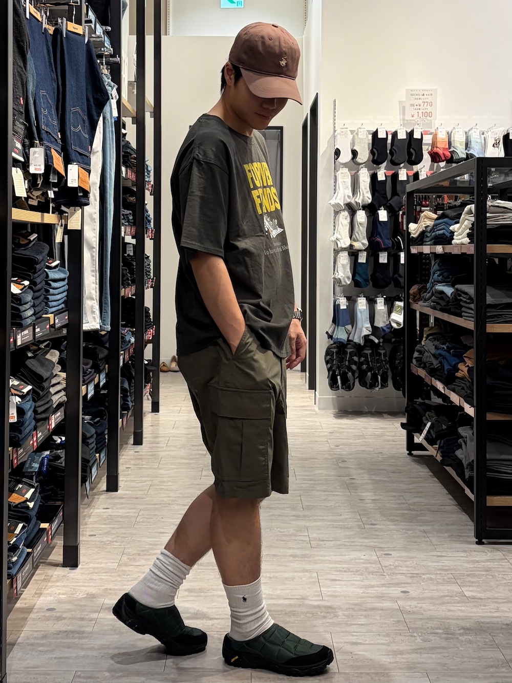グリーン系のその他パンツ、グレー系のTシャツ/カットソー、ブラウン系のキャップを着用したメンズの夏コーディネートの4枚目の写真