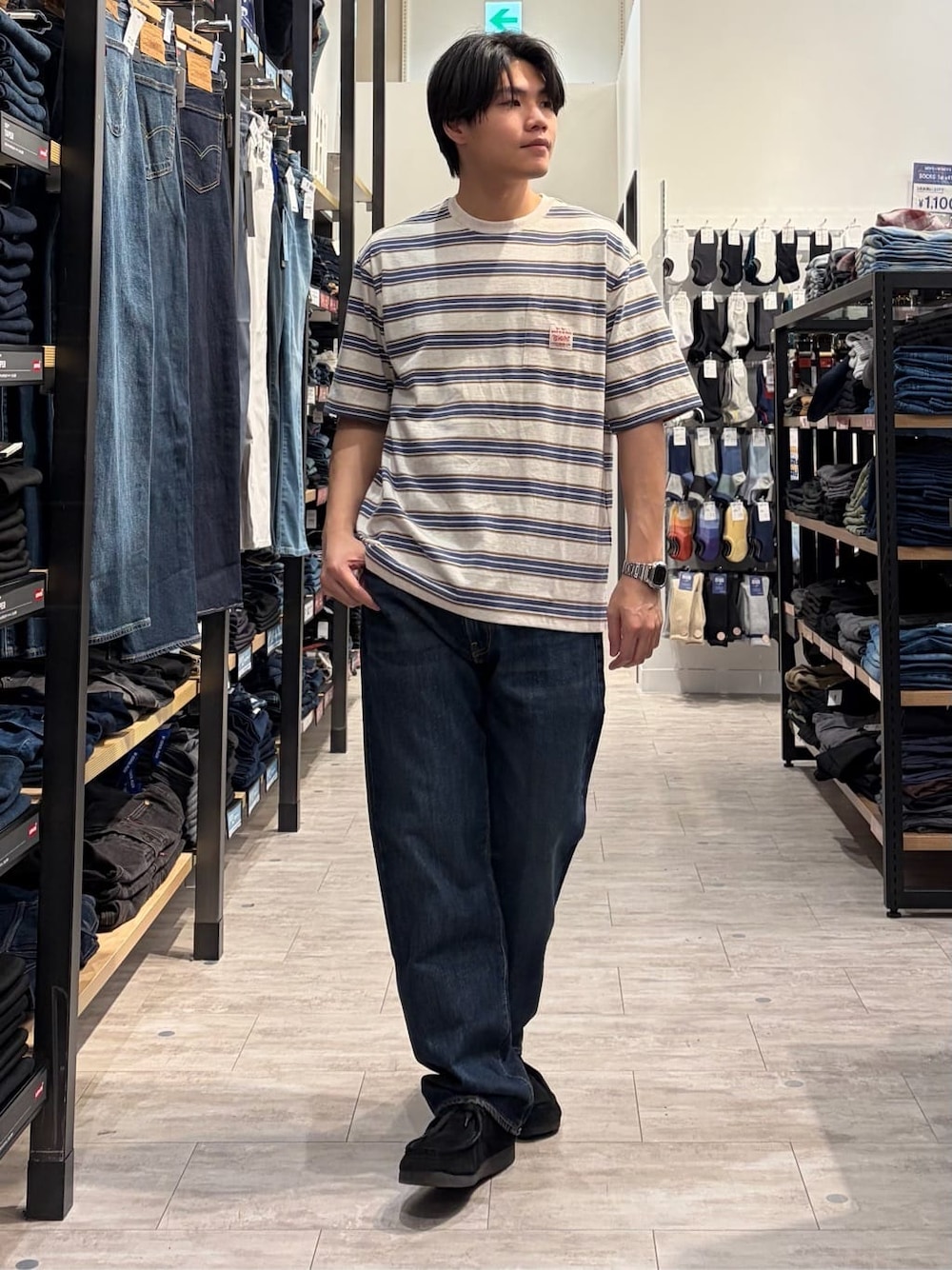 ブラウン系のシャツ/ブラウス、ホワイト系のTシャツ/カットソー、ブルー系のデニムパンツを着用したメンズの春コーディネートの8枚目の写真