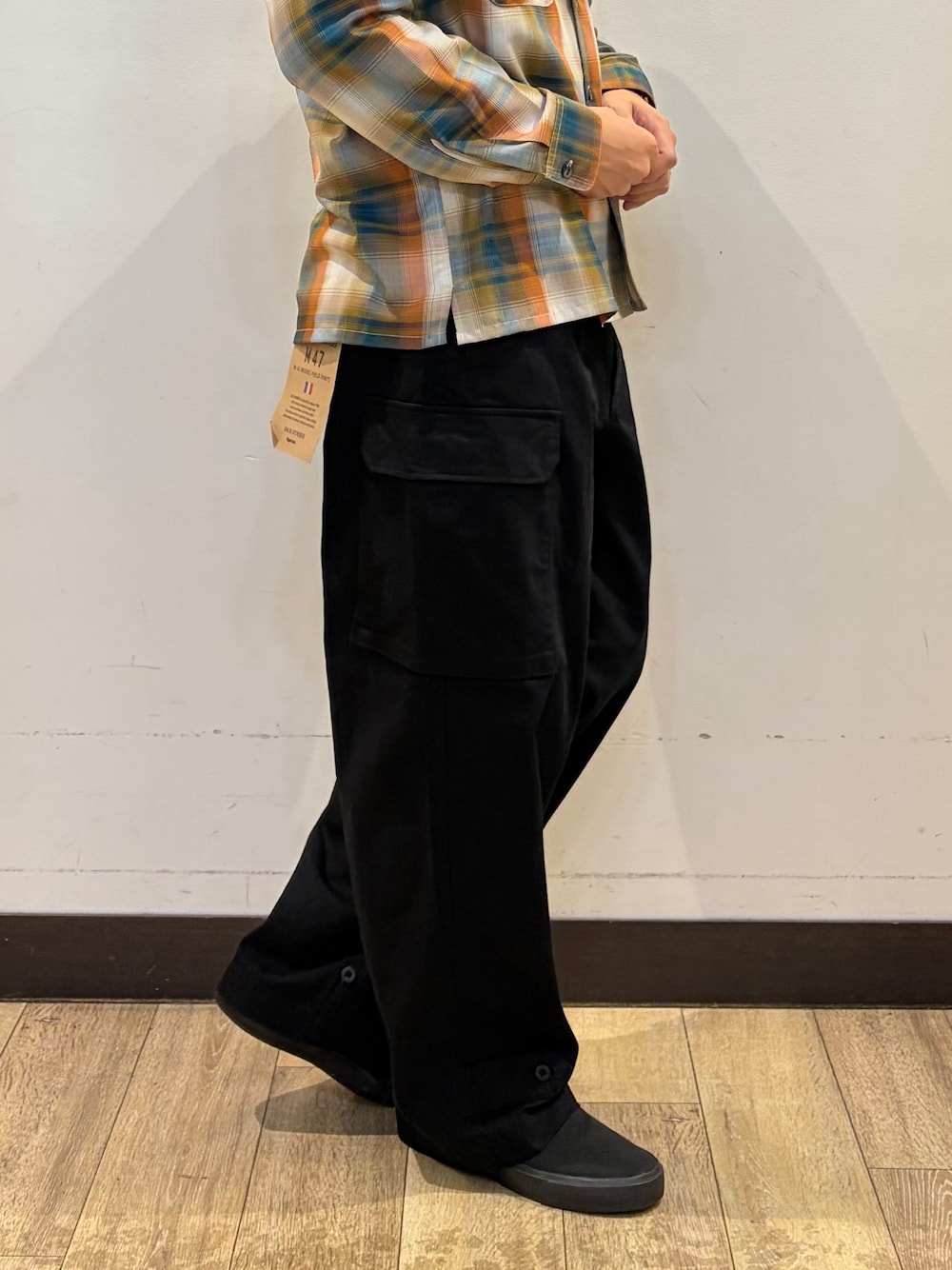ブラック系のその他パンツ、ブラック系のTシャツ/カットソー、ベージュ系のシャツ/ブラウスを着用したメンズの秋コーディネートの7枚目の写真
