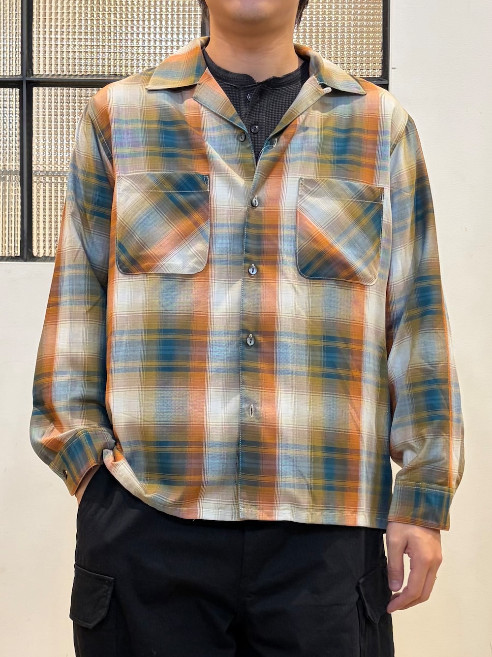 ブラック系のその他パンツ、ブラック系のTシャツ/カットソー、ベージュ系のシャツ/ブラウスを着用したメンズの秋コーディネートの5枚目の写真