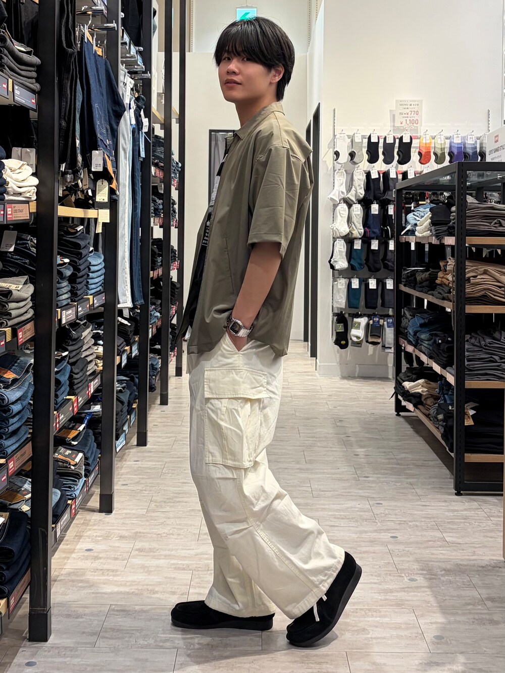 ブラウン系のシャツ/ブラウス、ブラック系のTシャツ/カットソー、ホワイト系のその他パンツを着用したメンズの夏コーディネートの5枚目の写真