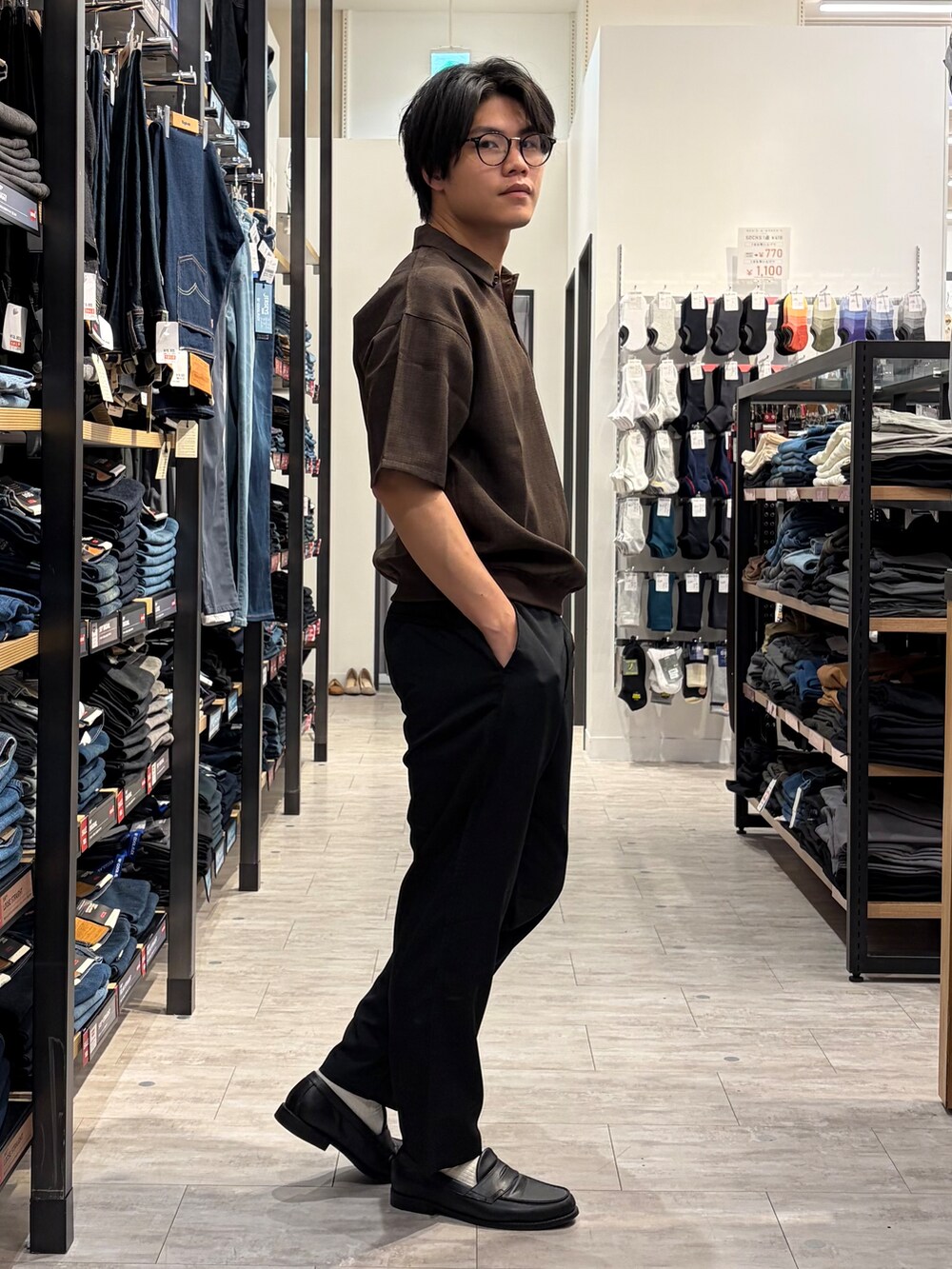 ブラウン系のTシャツ/カットソー、ブラック系のその他パンツを着用したメンズの夏コーディネートの5枚目の写真