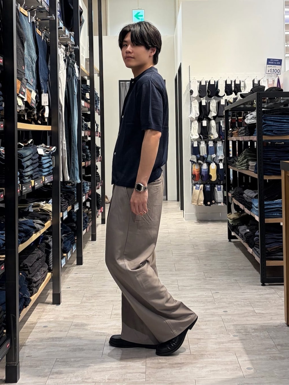 ブルー系のニット/セーター、グレー系のその他パンツを着用したメンズの春コーディネートの4枚目の写真