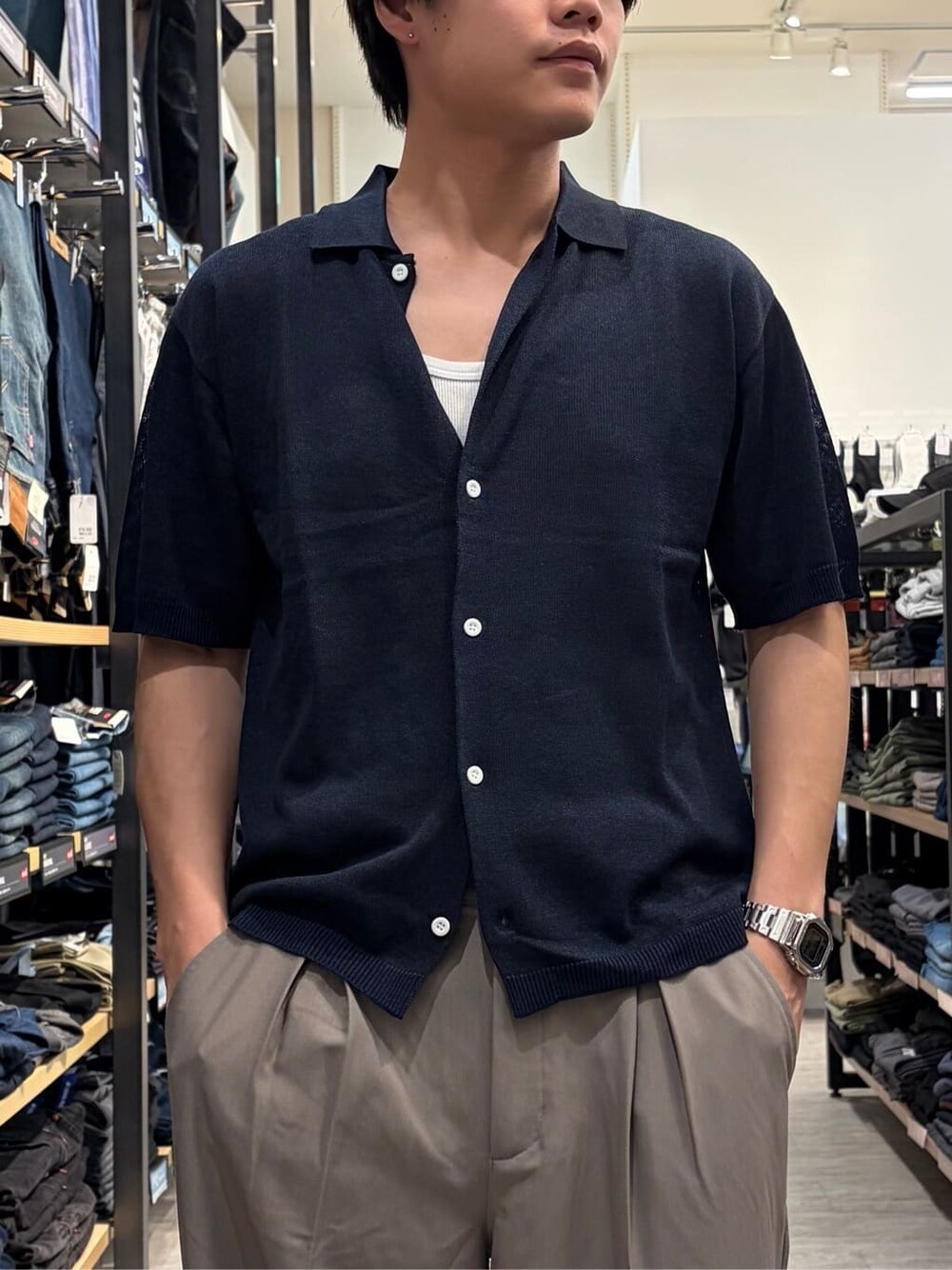 ブルー系のニット/セーター、グレー系のその他パンツを着用したメンズの春コーディネートの6枚目の写真