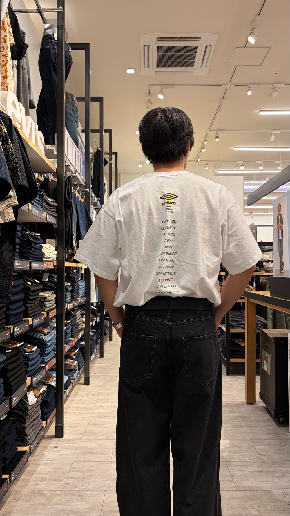 ブルー系のシャツ/ブラウス、ブラック系のデニムパンツ、ブラック系のベルトを着用したメンズの夏コーディネートの7枚目の写真