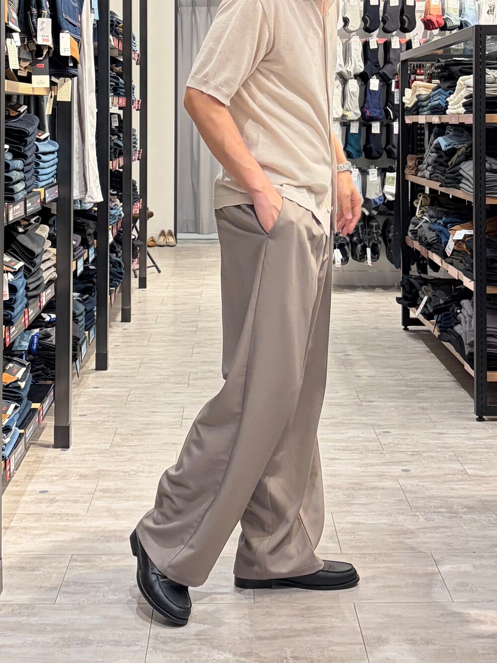 ブラウン系のその他パンツ、ホワイト系のニット/セーター、ブラウン系のショルダーバッグを着用したメンズの夏コーディネートの8枚目の写真