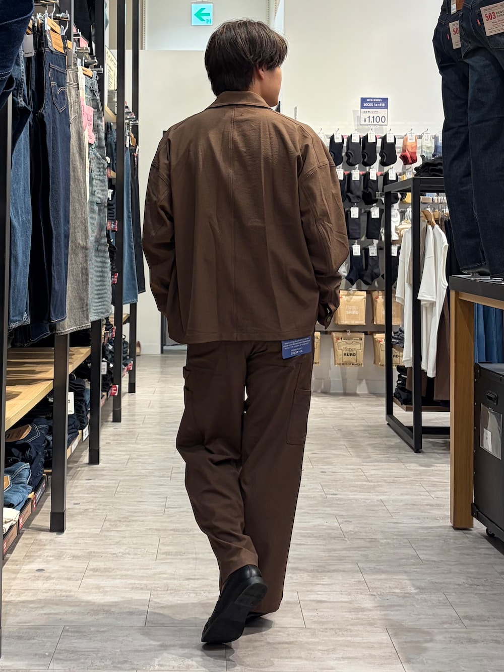 ブルー系のTシャツ/カットソー、ブラウン系のその他パンツ、ブラウン系のブルゾンを着用したメンズの夏コーディネートの4枚目の写真