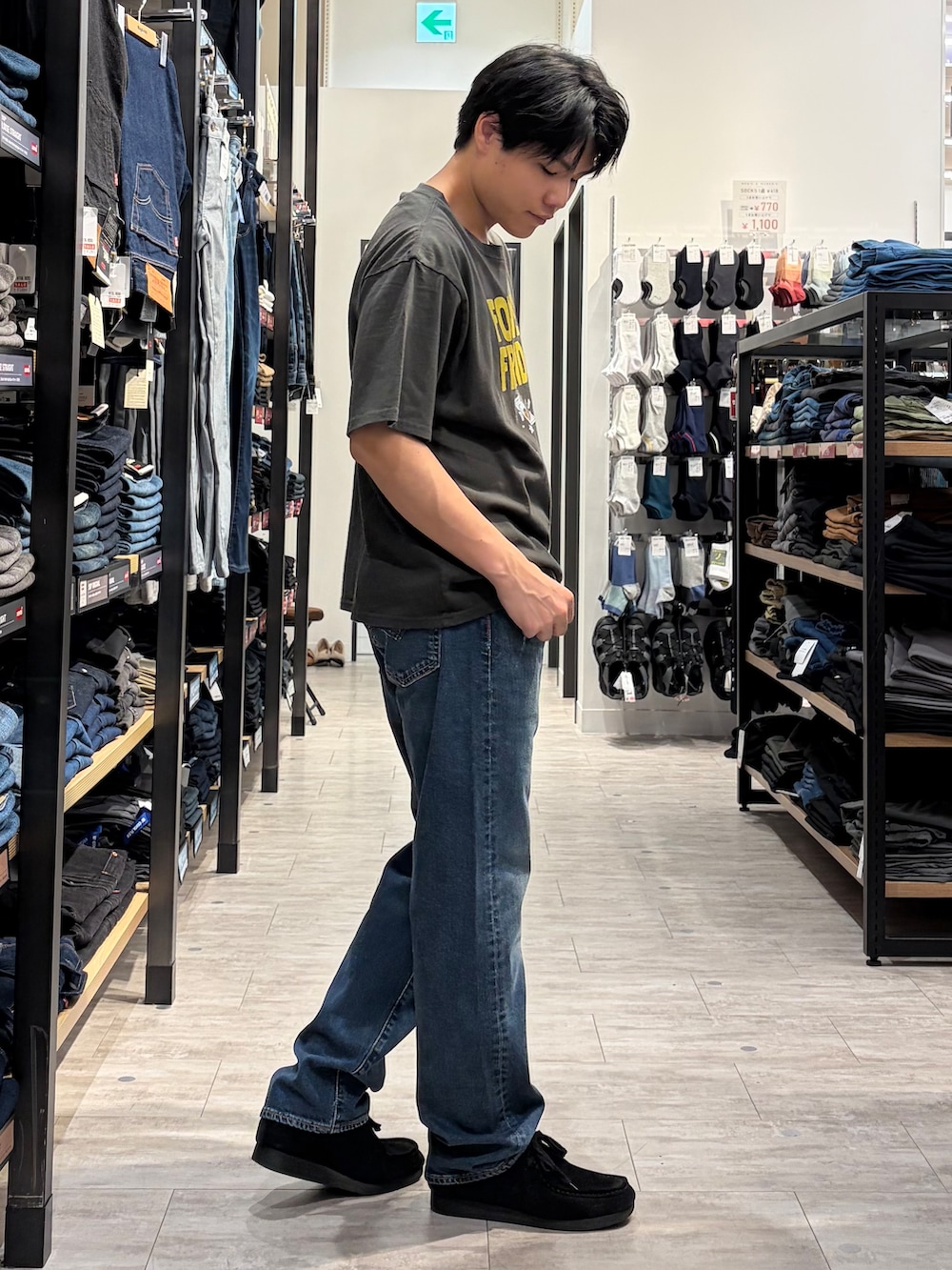 ブルー系のデニムパンツ、グレー系のTシャツ/カットソーを着用したメンズの夏コーディネートの2枚目の写真