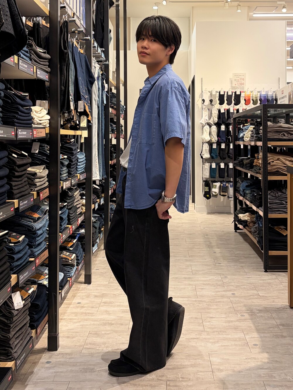 ブルー系のシャツ/ブラウス、ブラック系のデニムパンツ、ブラック系のベルトを着用したメンズの夏コーディネートの4枚目の写真