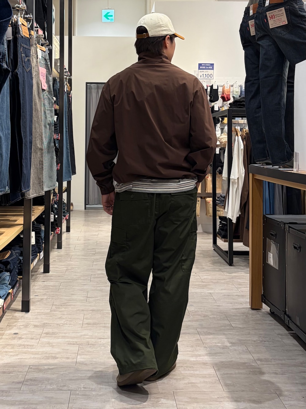 ブラウン系のブルゾン、グレー系のTシャツ/カットソー、グリーン系のその他パンツを着用したメンズの夏コーディネートの3枚目の写真