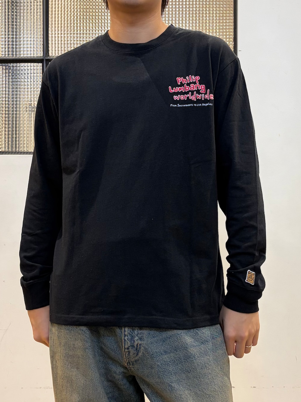 ブルー系のデニムパンツ、ブラック系のTシャツ/カットソーを着用したメンズの秋コーディネートの10枚目の写真