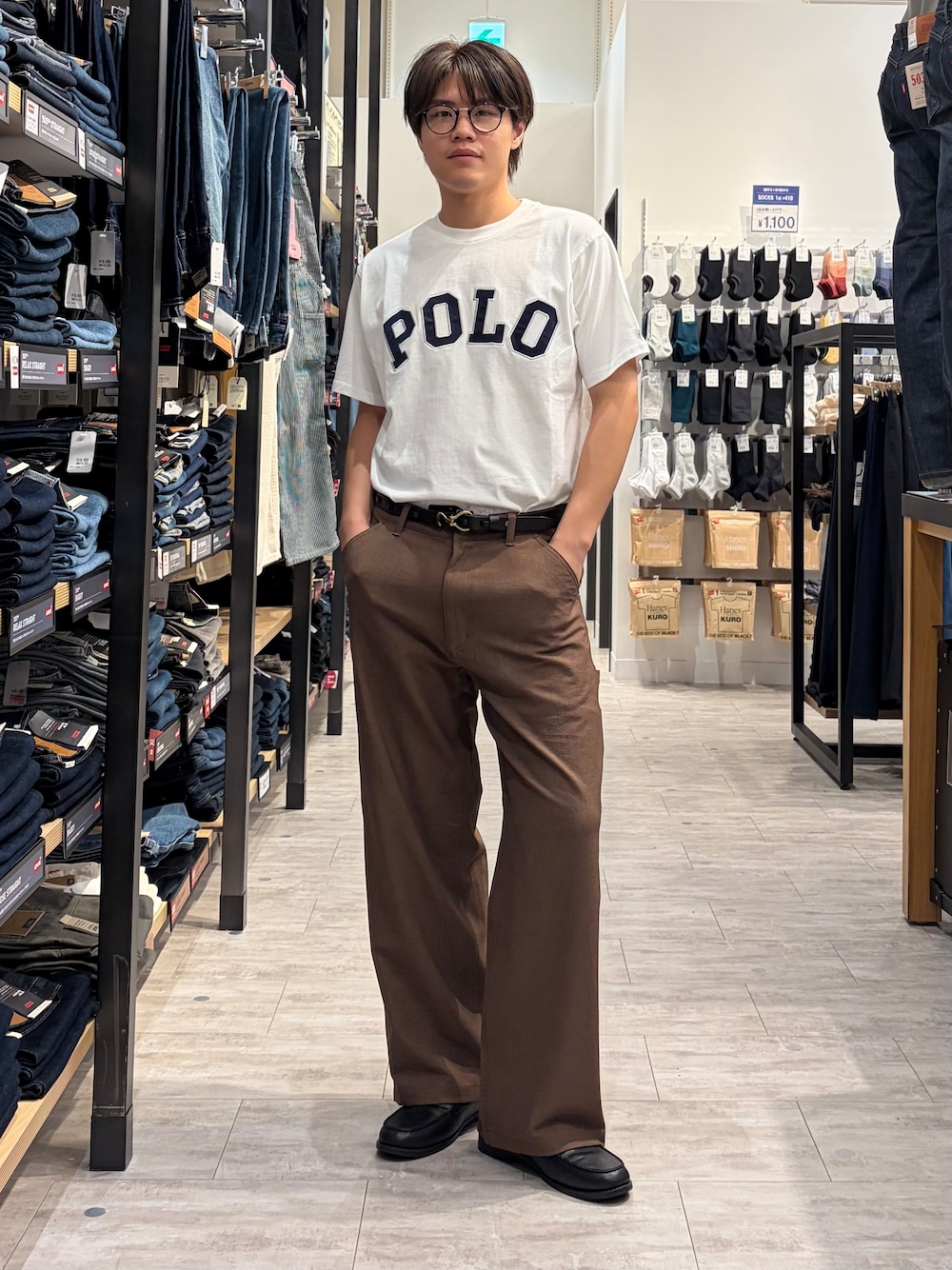 ホワイト系のTシャツ/カットソー、ブラウン系のその他パンツ、ブラック系のテーラードジャケットを着用したメンズの夏コーディネートの7枚目の写真