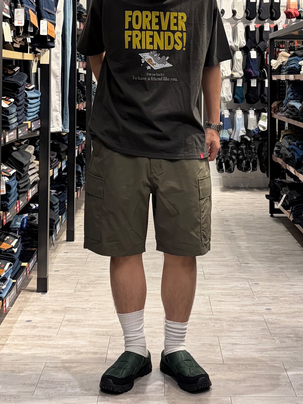 グリーン系のその他パンツ、グレー系のTシャツ/カットソー、ブラウン系のキャップを着用したメンズの夏コーディネートの7枚目の写真