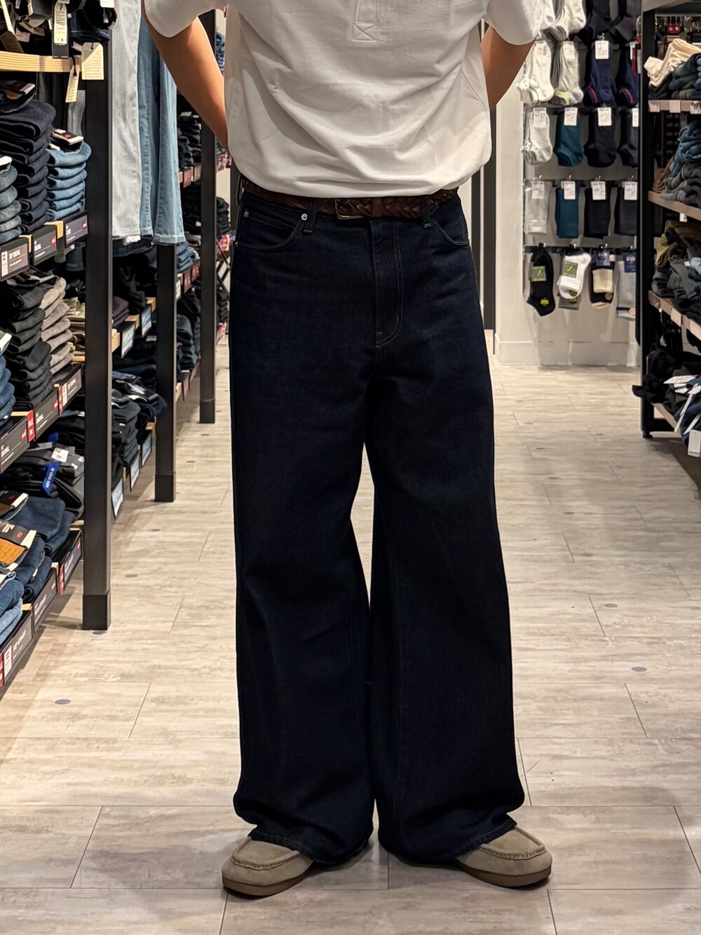 ホワイト系のTシャツ/カットソー、ブルー系のデニムパンツを着用したメンズの夏コーディネートの6枚目の写真