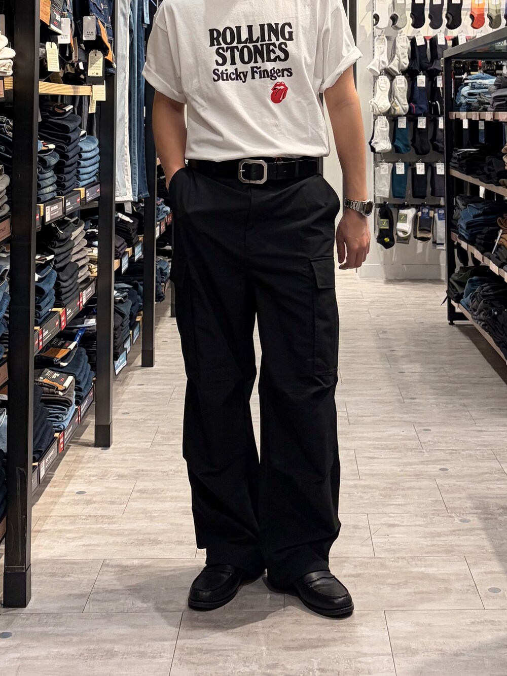 ホワイト系のTシャツ/カットソー、ブラック系のその他パンツを着用したメンズの夏コーディネートの7枚目の写真