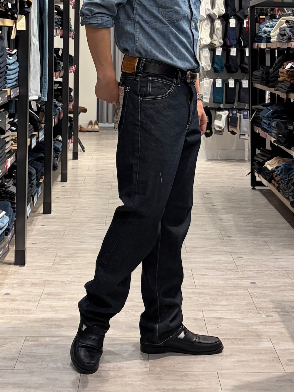 ブルー系のデニムパンツ、ブルー系のシャツ/ブラウスを着用したメンズの夏コーディネートの8枚目の写真