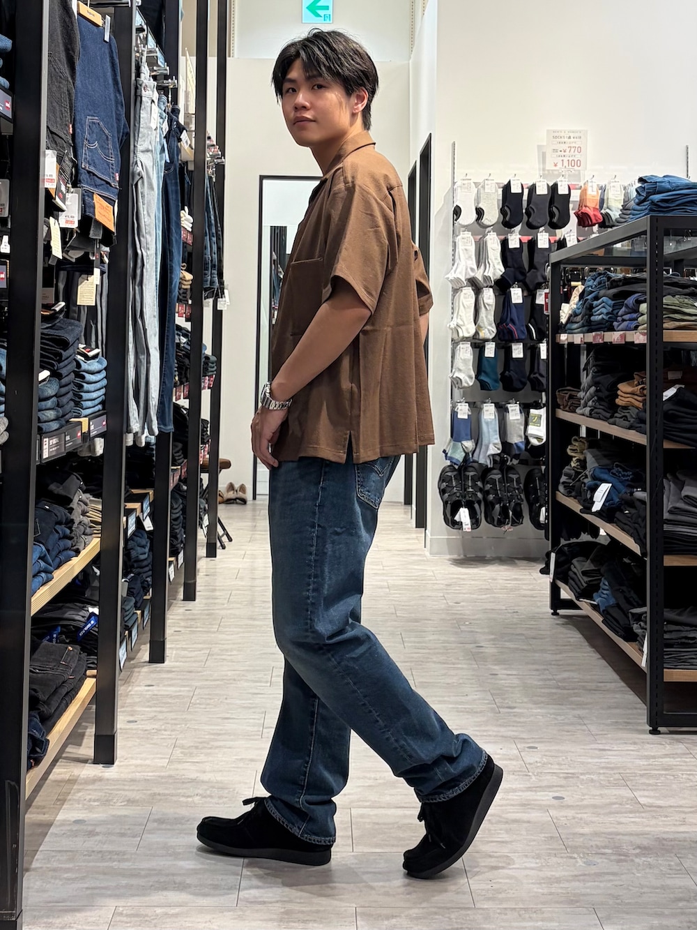 ブルー系のデニムパンツ、ブラウン系のシャツ/ブラウスを着用したメンズの夏コーディネートの5枚目の写真