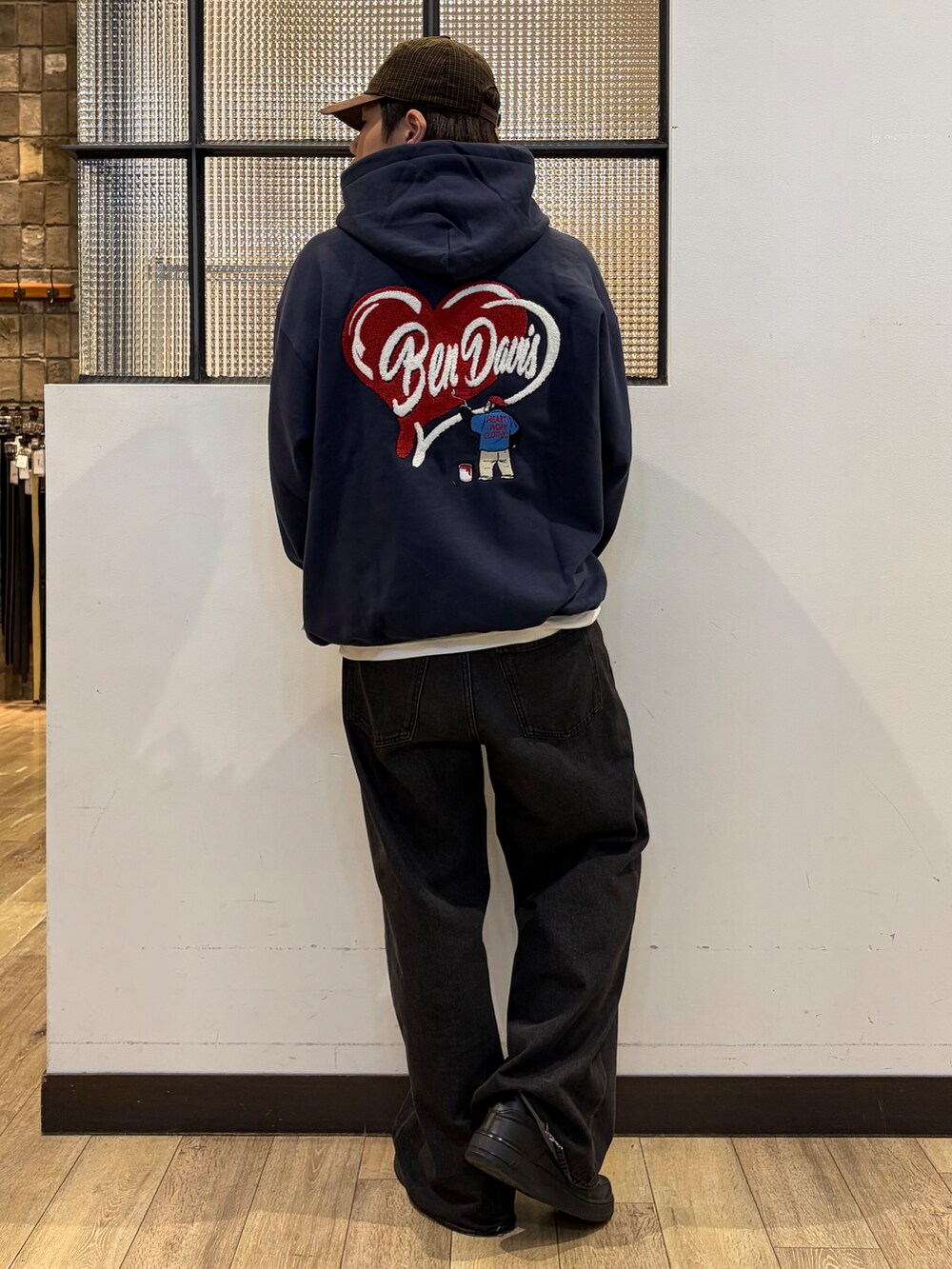 ブルー系のTシャツ/カットソー、ホワイト系のTシャツ/カットソー、ブラウン系のキャップを着用したメンズの秋コーディネートの5枚目の写真