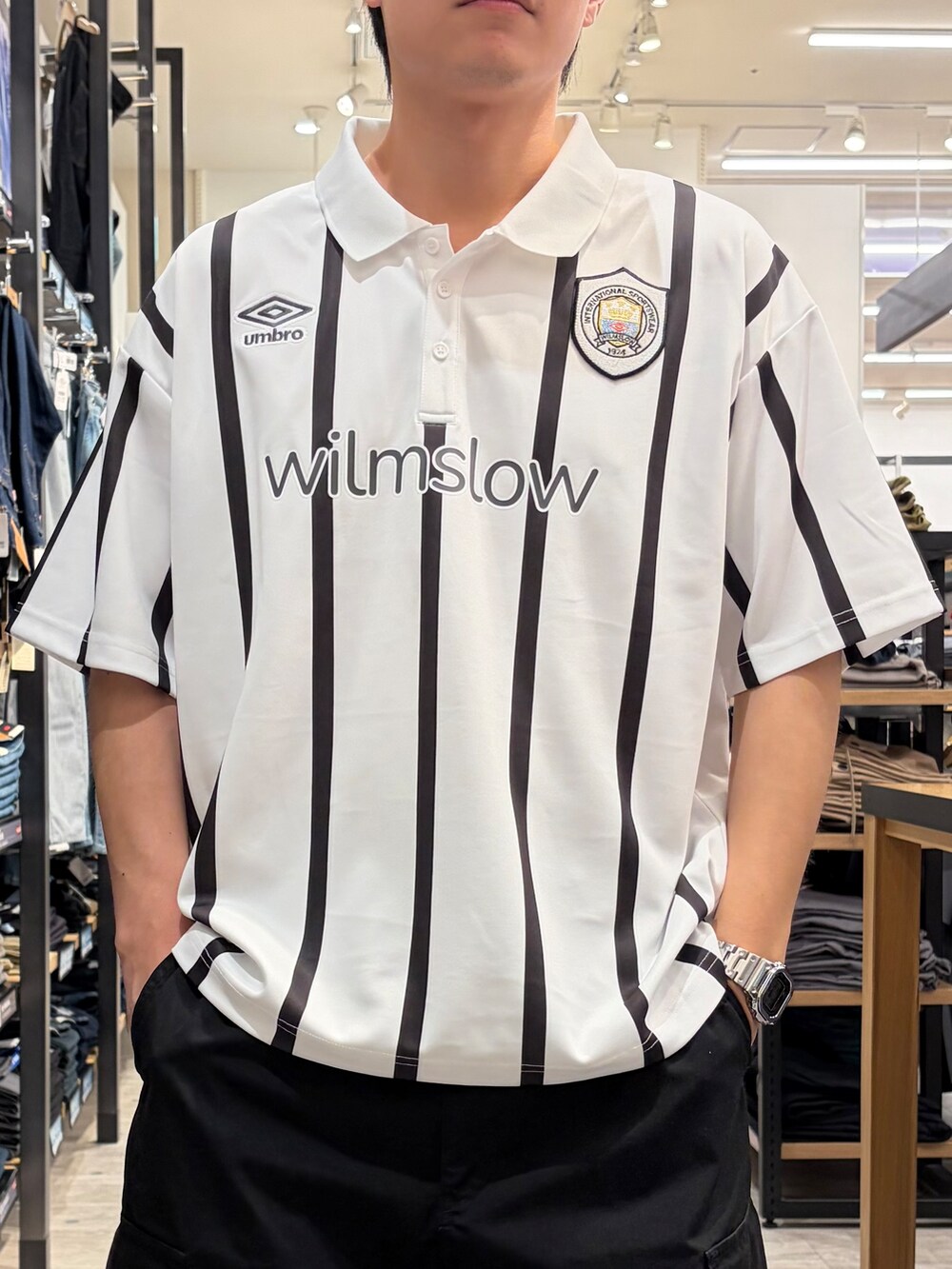 ブラック系のその他パンツ、ブルー系のキャップを着用したメンズの夏コーディネートの5枚目の写真