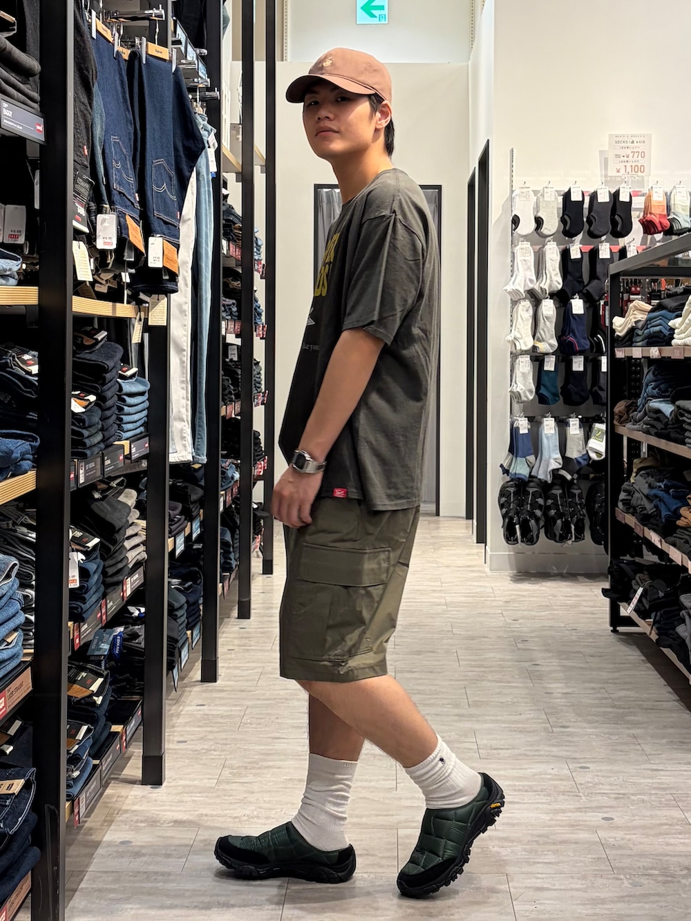 グリーン系のその他パンツ、グレー系のTシャツ/カットソー、ブラウン系のキャップを着用したメンズの夏コーディネートの3枚目の写真