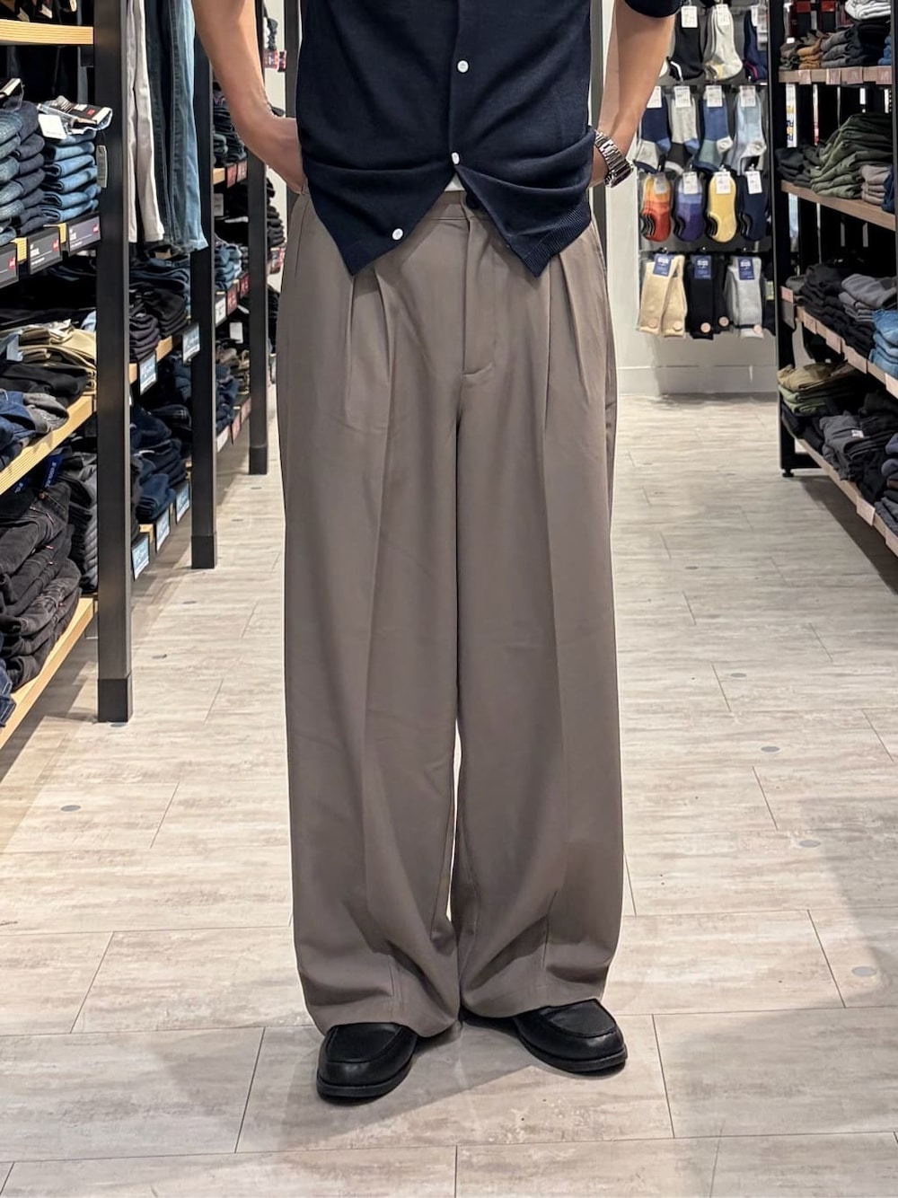 ブルー系のニット/セーター、グレー系のその他パンツを着用したメンズの春コーディネートの8枚目の写真