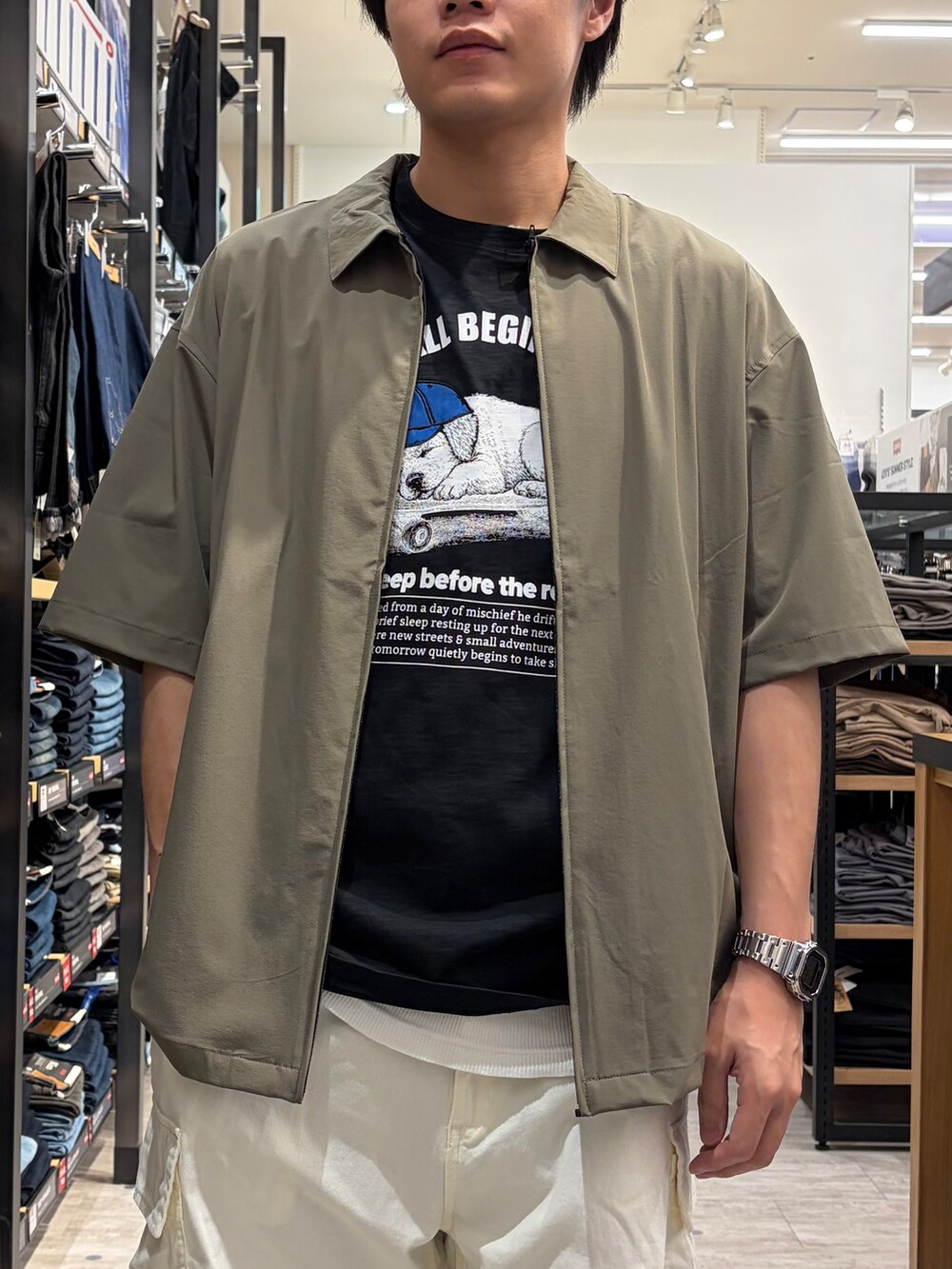 ブラウン系のシャツ/ブラウス、ブラック系のTシャツ/カットソー、ホワイト系のその他パンツを着用したメンズの夏コーディネートの6枚目の写真