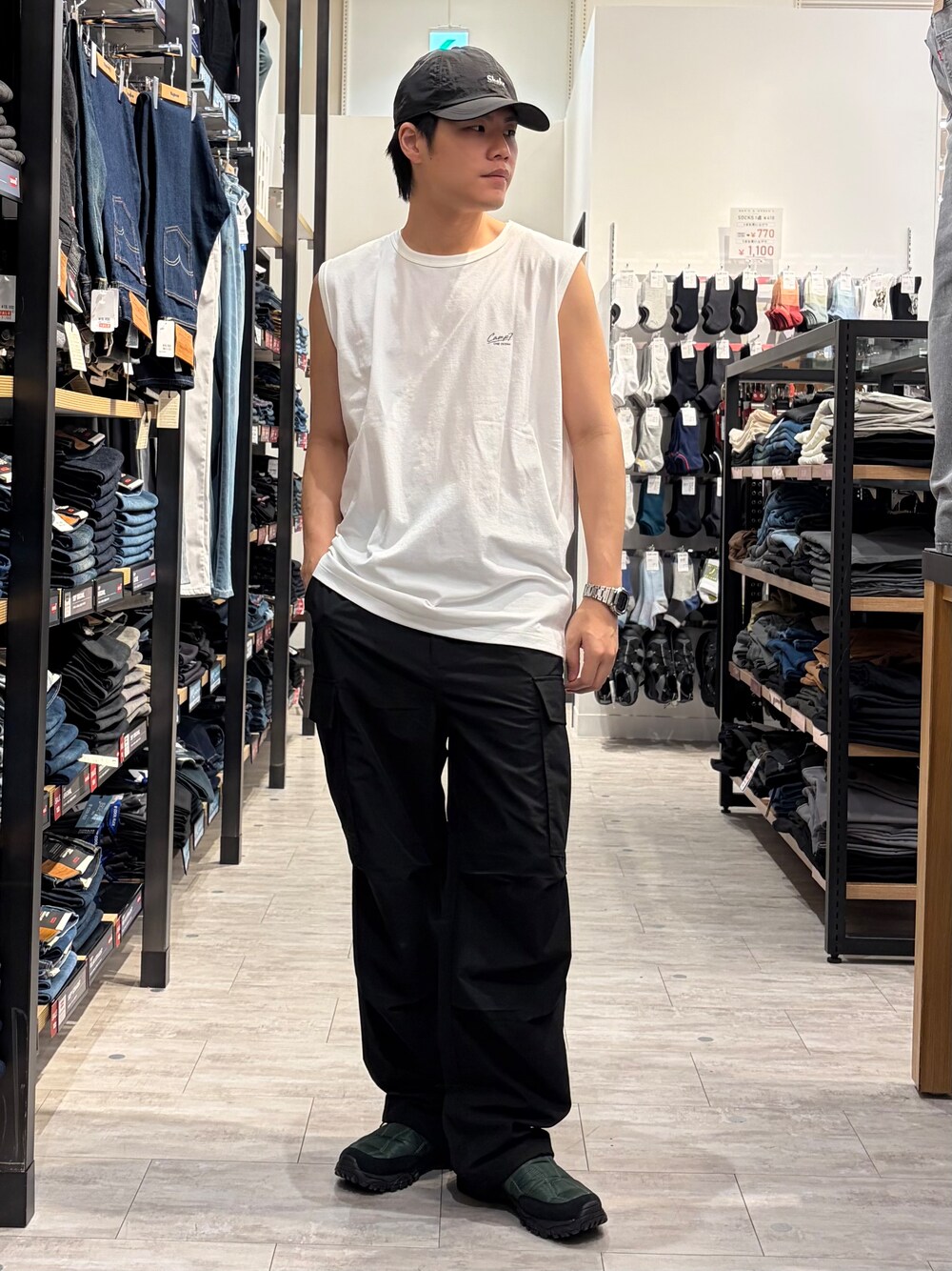 ブラウン系のシャツ/ブラウス、ブラック系のその他パンツ、ホワイト系のタンクトップを着用したメンズの夏コーディネートの8枚目の写真