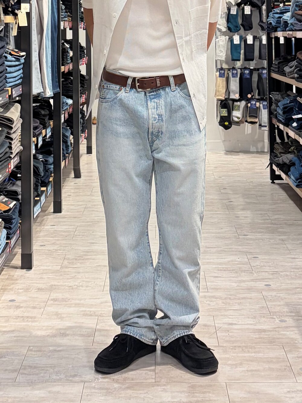 ブルー系のデニムパンツ、ホワイト系のシャツ/ブラウス、ブラウン系のベルトを着用したメンズの春コーディネートの5枚目の写真