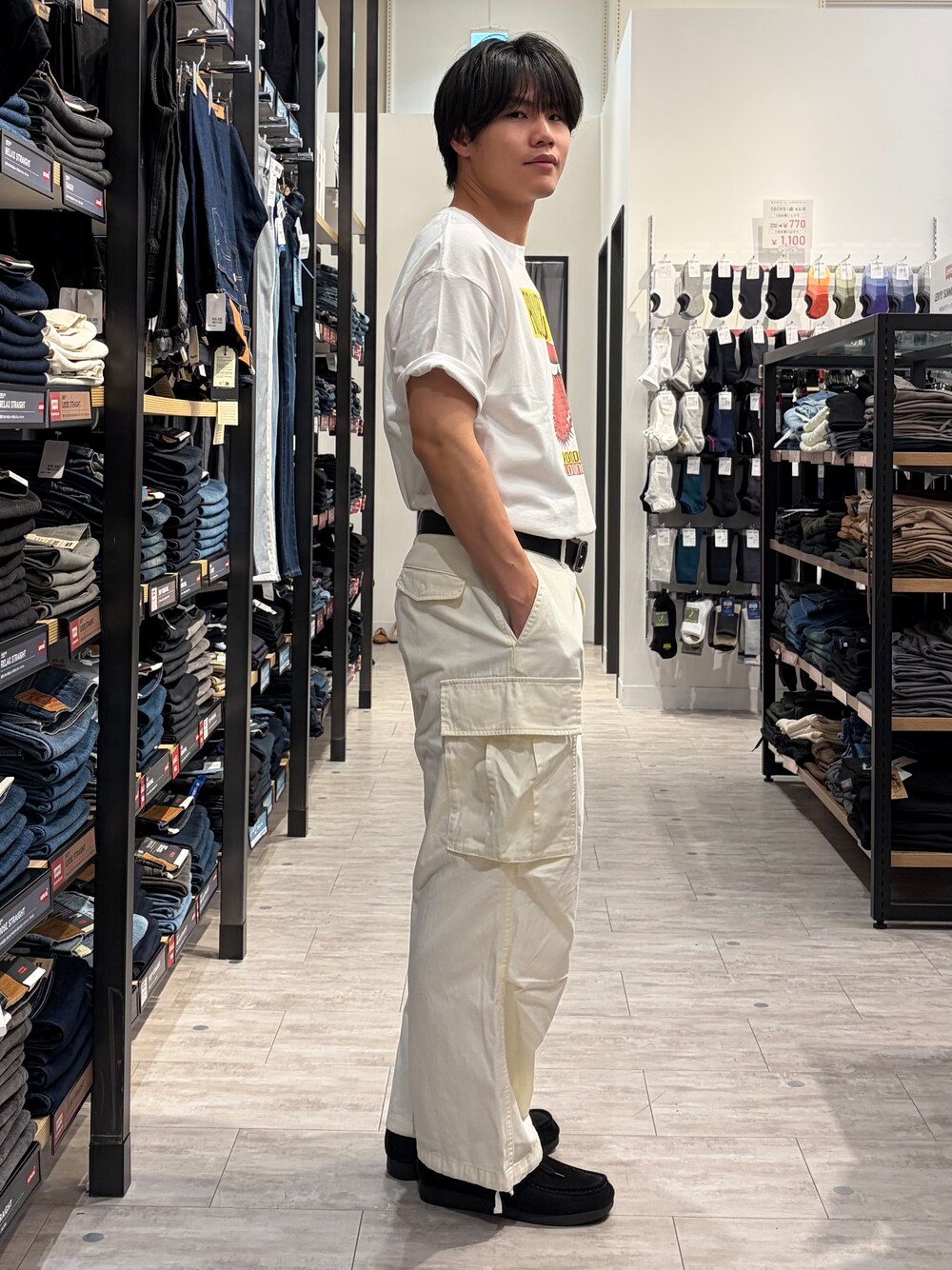 ホワイト系のTシャツ/カットソー、ホワイト系のその他パンツを着用したメンズの夏コーディネートの3枚目の写真