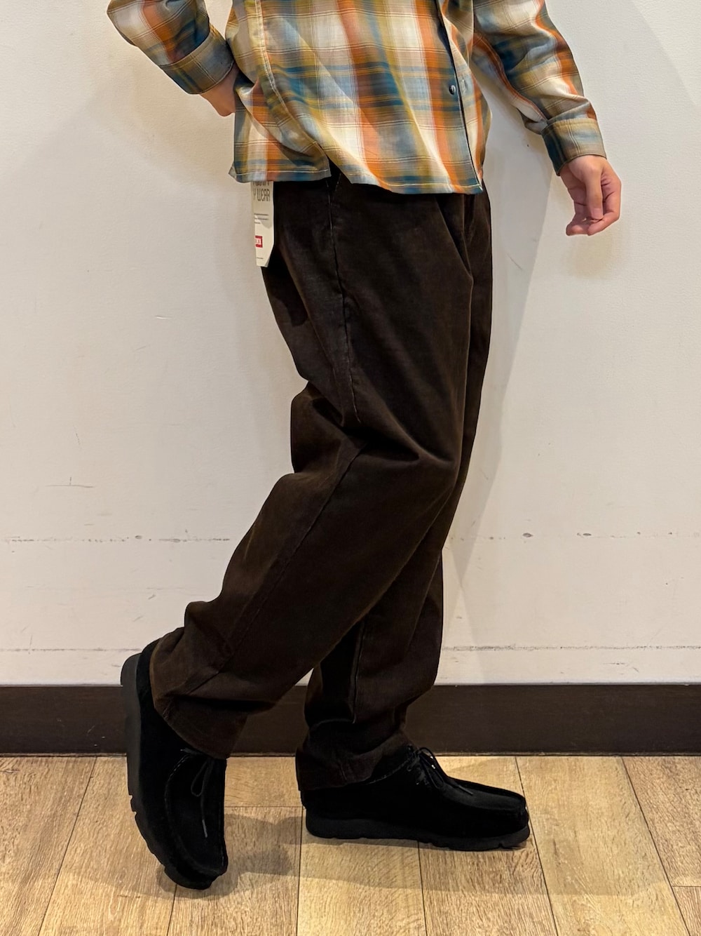 ベージュ系のシャツ/ブラウス、ホワイト系のTシャツ/カットソーを着用したメンズの秋コーディネートの7枚目の写真
