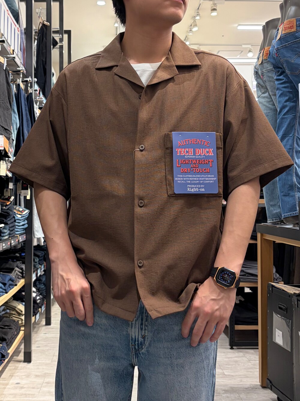 ブルー系のデニムパンツ、ブラウン系のシャツ/ブラウスを着用したメンズの夏コーディネートの4枚目の写真