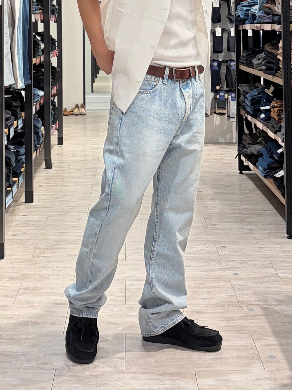ブルー系のデニムパンツ、ホワイト系のシャツ/ブラウス、ブラウン系のベルトを着用したメンズの春コーディネートの6枚目の写真