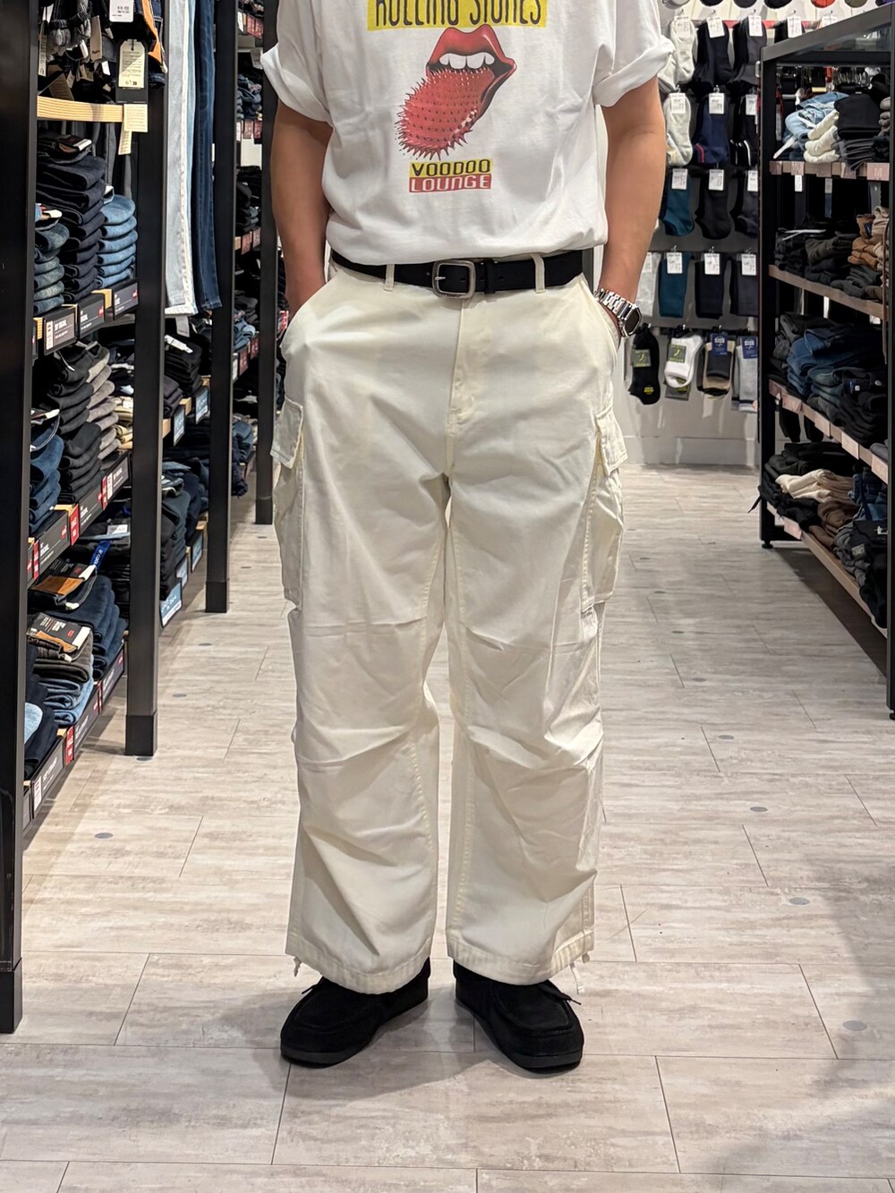 ホワイト系のTシャツ/カットソー、ホワイト系のその他パンツを着用したメンズの夏コーディネートの7枚目の写真