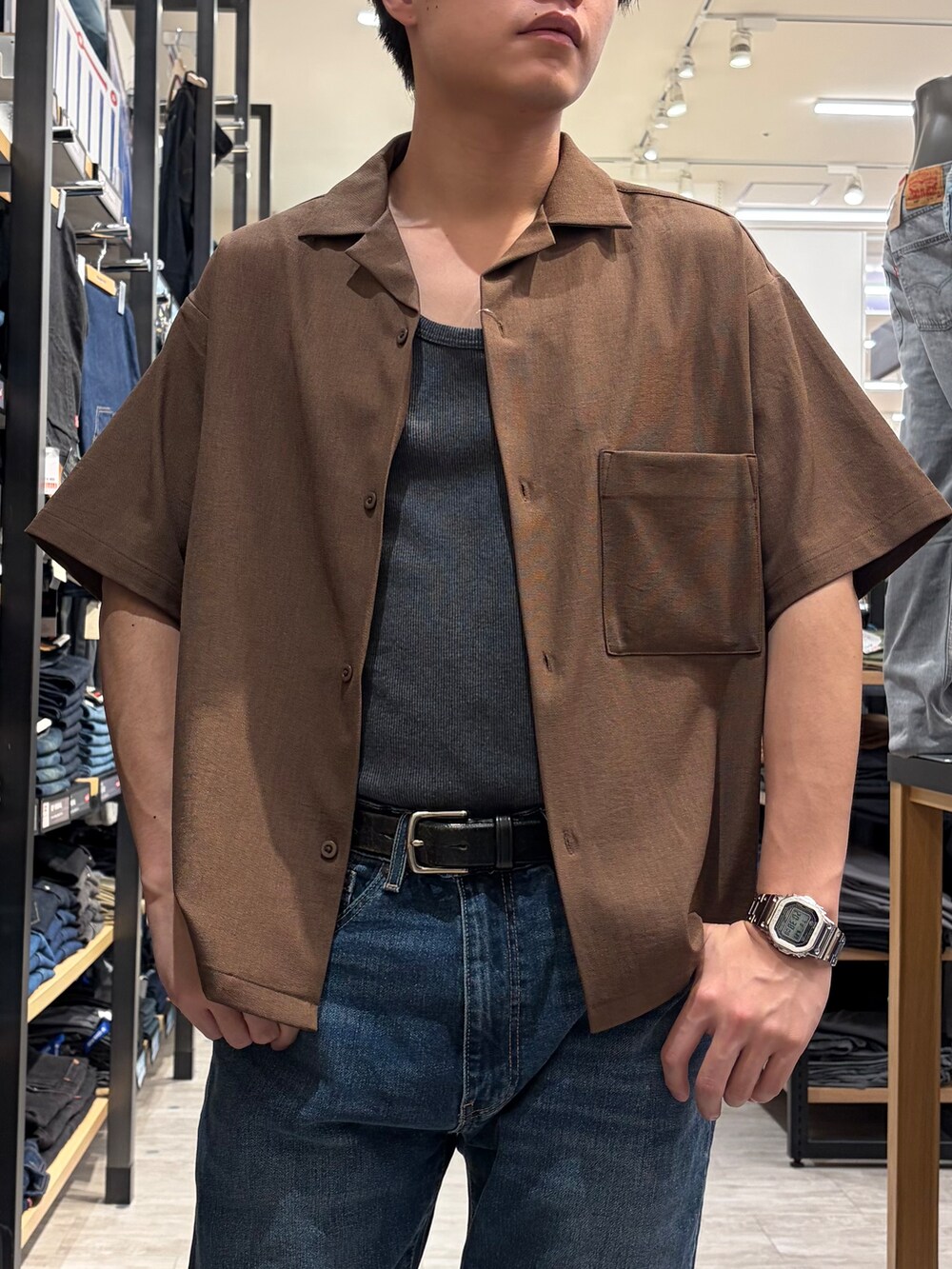 ブルー系のデニムパンツ、ブラウン系のシャツ/ブラウスを着用したメンズの夏コーディネートの6枚目の写真