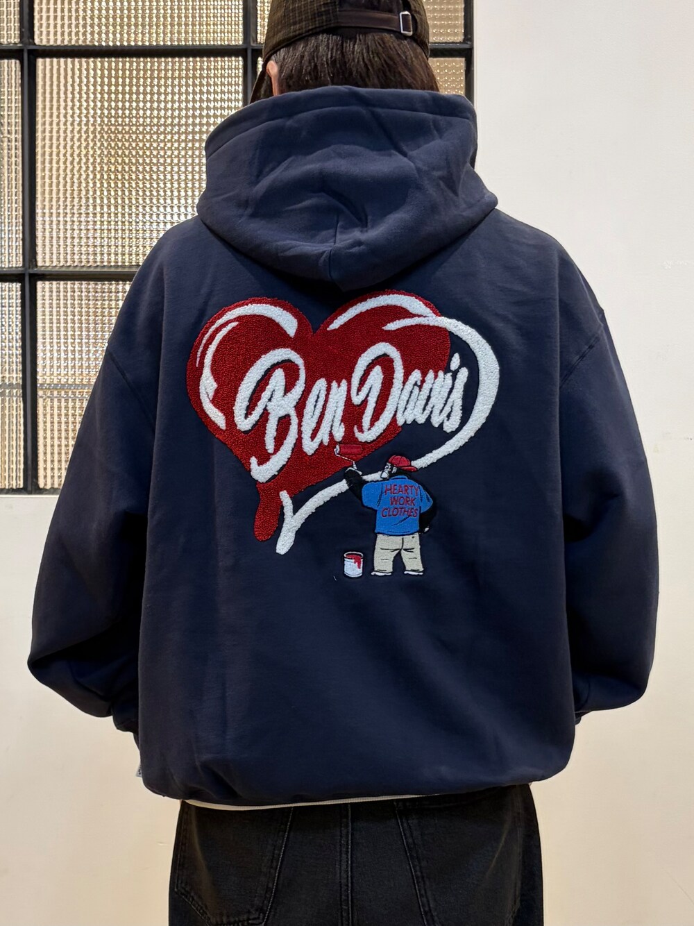 ブルー系のTシャツ/カットソー、ホワイト系のTシャツ/カットソー、ブラウン系のキャップを着用したメンズの秋コーディネートの6枚目の写真