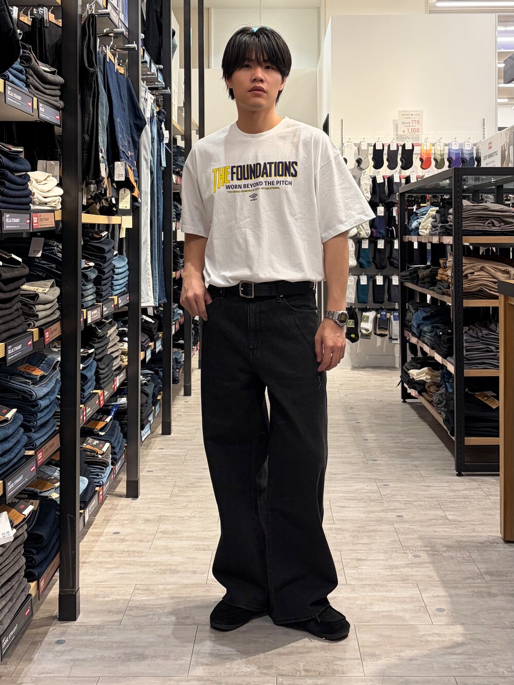 ブルー系のシャツ/ブラウス、ブラック系のデニムパンツ、ブラック系のベルトを着用したメンズの夏コーディネートの8枚目の写真