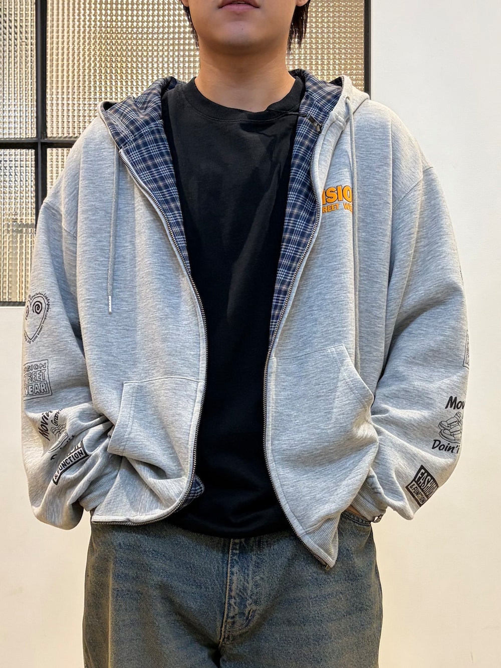 ブルー系のデニムパンツ、ブラック系のTシャツ/カットソーを着用したメンズの秋コーディネートの5枚目の写真