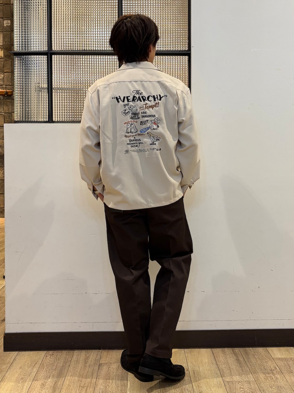 ブルー系のTシャツ/カットソー、ホワイト系のシャツ/ブラウスを着用したメンズの秋コーディネートの3枚目の写真